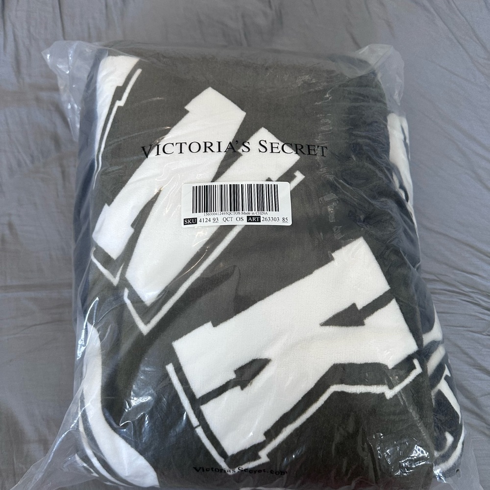 Victoria's Secret Green and White Sherpa in Blanket